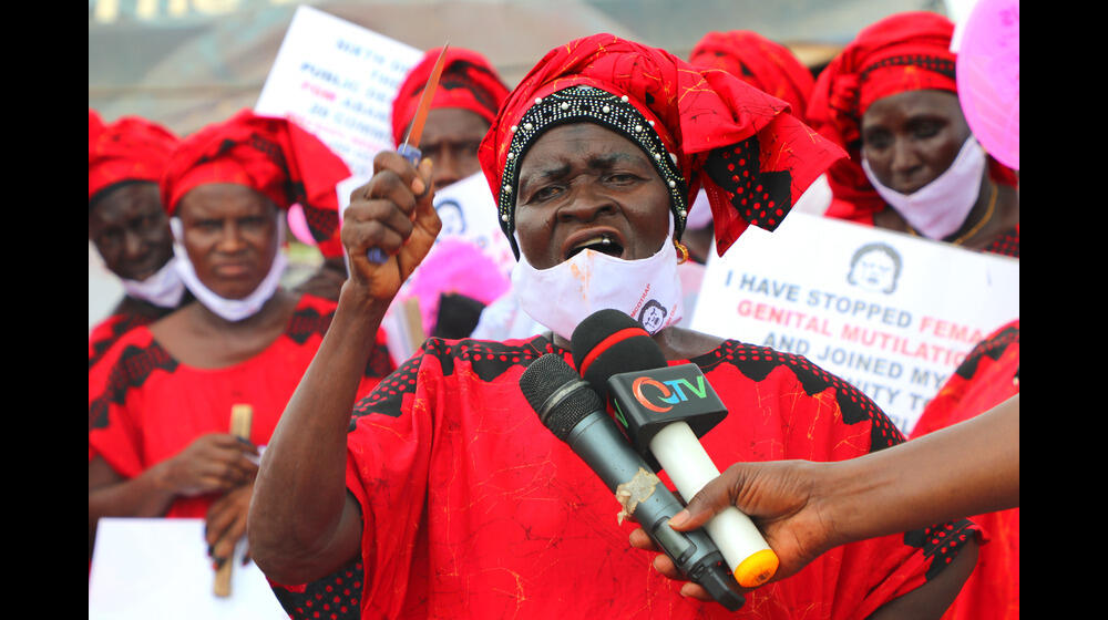 Woman speaks out against FGM at a dropping-of-the-knife event